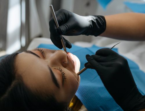 ¿Por qué es necesario una cirugía para poner implantes dentales?